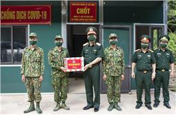 Chính ủy Quân khu tặng quà, động viên cán bộ, chiến sĩ làm nhiệm vụ phòng, chống dịch trên biên giới  